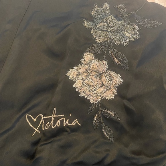 Limited Edition Victoria’s Secret Shanghai Robe - Picture 3 of 5